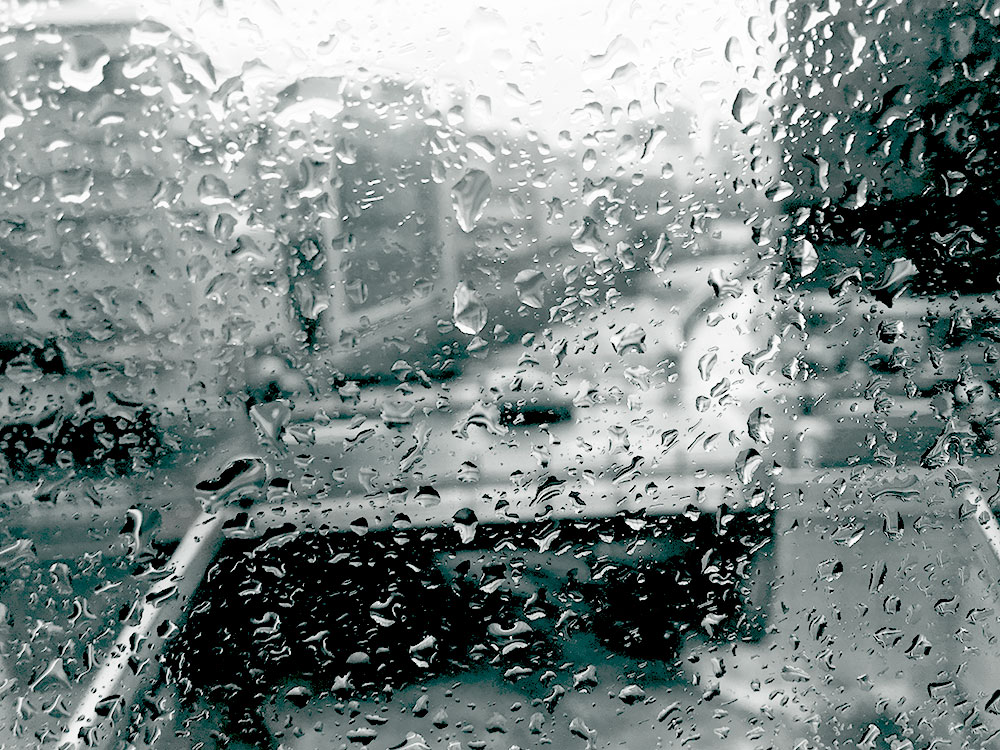 雨の日の車窓の写真