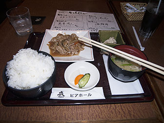 ご飯大盛りの生姜焼き定食の写真