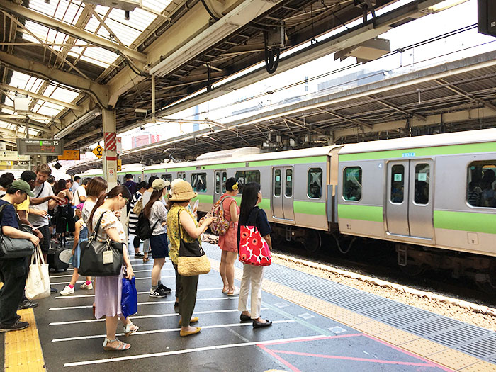 新宿駅ホームの写真