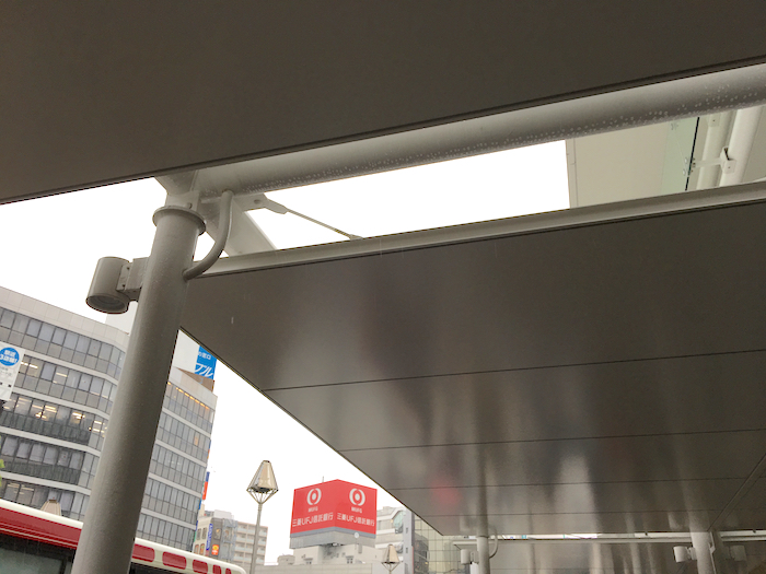吉祥寺駅前バス乗り場の屋根の写真